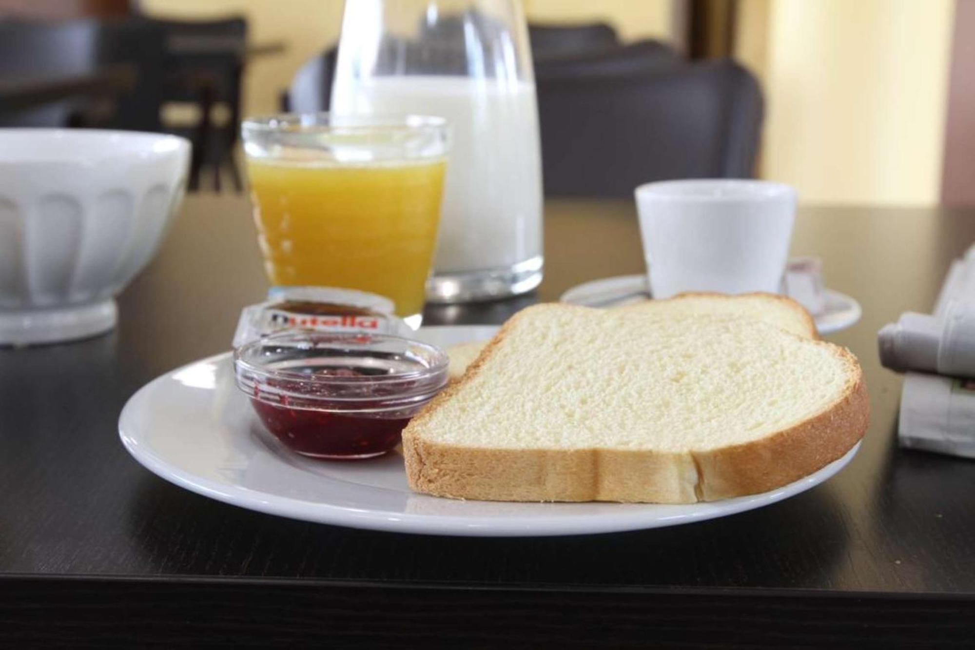 Brit Hotel Confort Villeneuve Sur Lot Bias  Eksteriør bilde